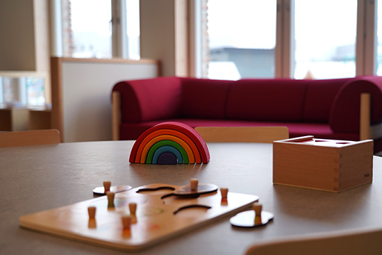 Spel och en regnbåge som står på ett bord inne på förskolan.