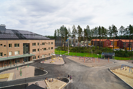 Utsikt över skolgården från vinterträdgården.